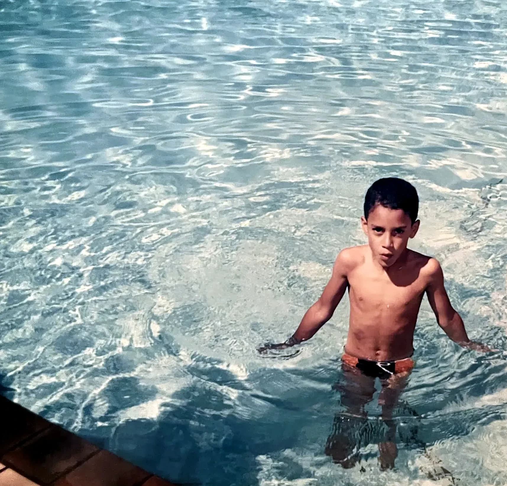 O Yuri em criança, dentro de uma piscina em Maputo