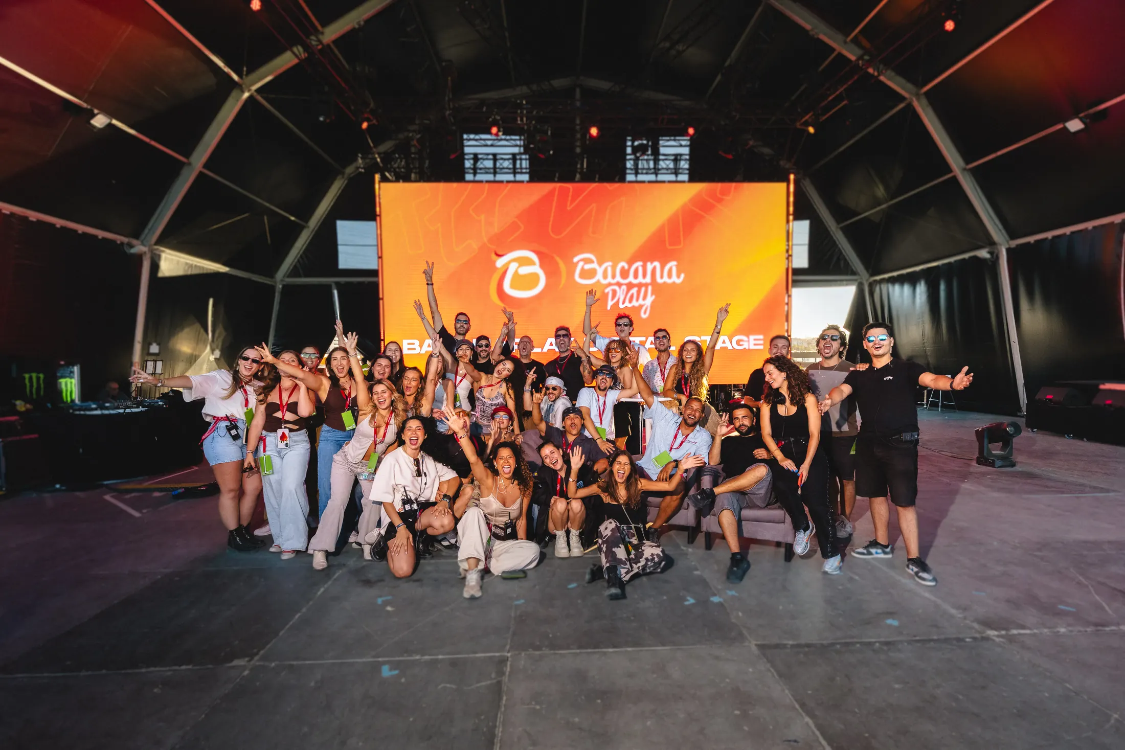 O palco BacanaPlay cheio de gente no Rock in Rio